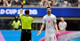 Ezatolahi dobiva žuti karton, Foto: Daniel Cole/REUTERS