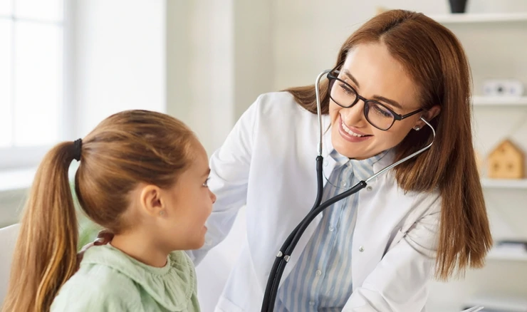 Pedijatar pregledava dijete, ilustracija