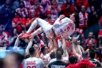 Domagoj Duvnjak na rukama suigraca nakon utakmice protiv Danske, Foto: Sanjin Strukić/PIXSELL