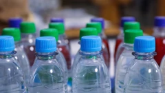 Pića u staklenim bocama sadrže više mikroplastike nego ona u plastičnim bocama