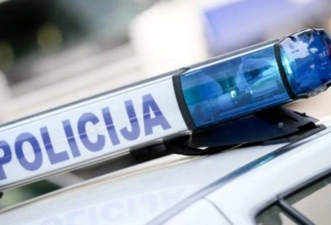 Izletio s ceste kod Vrata Jadrana i silovito udario u stijene, vozač hitno prebačen u bolnicu