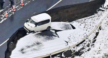 Urušena cesta u Tohokuu nakon potresa 