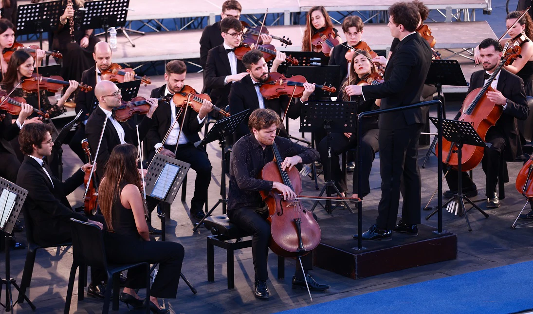 Filharmonijski orkestar iz Beneventa, dirigent Diego Ceretto i violončelist Ettore Pagano na Festivalu u Ravellu