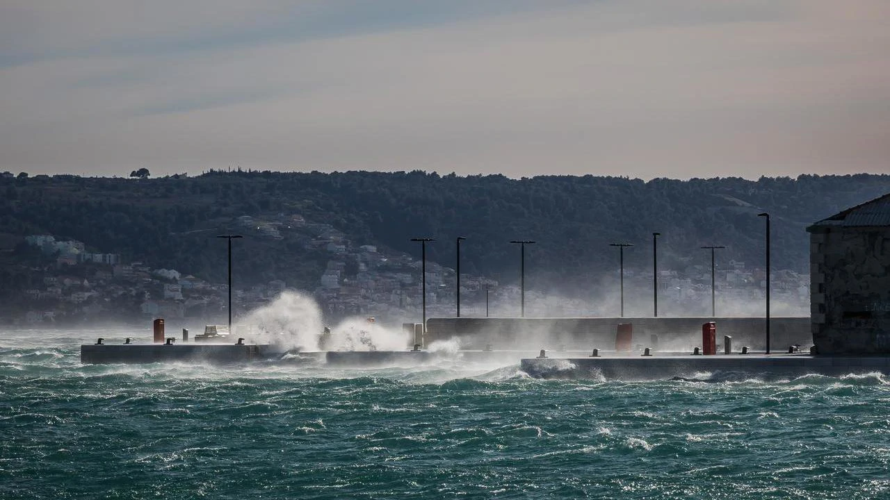 Nakon orkanske bure pomorski promet polako se normalizira