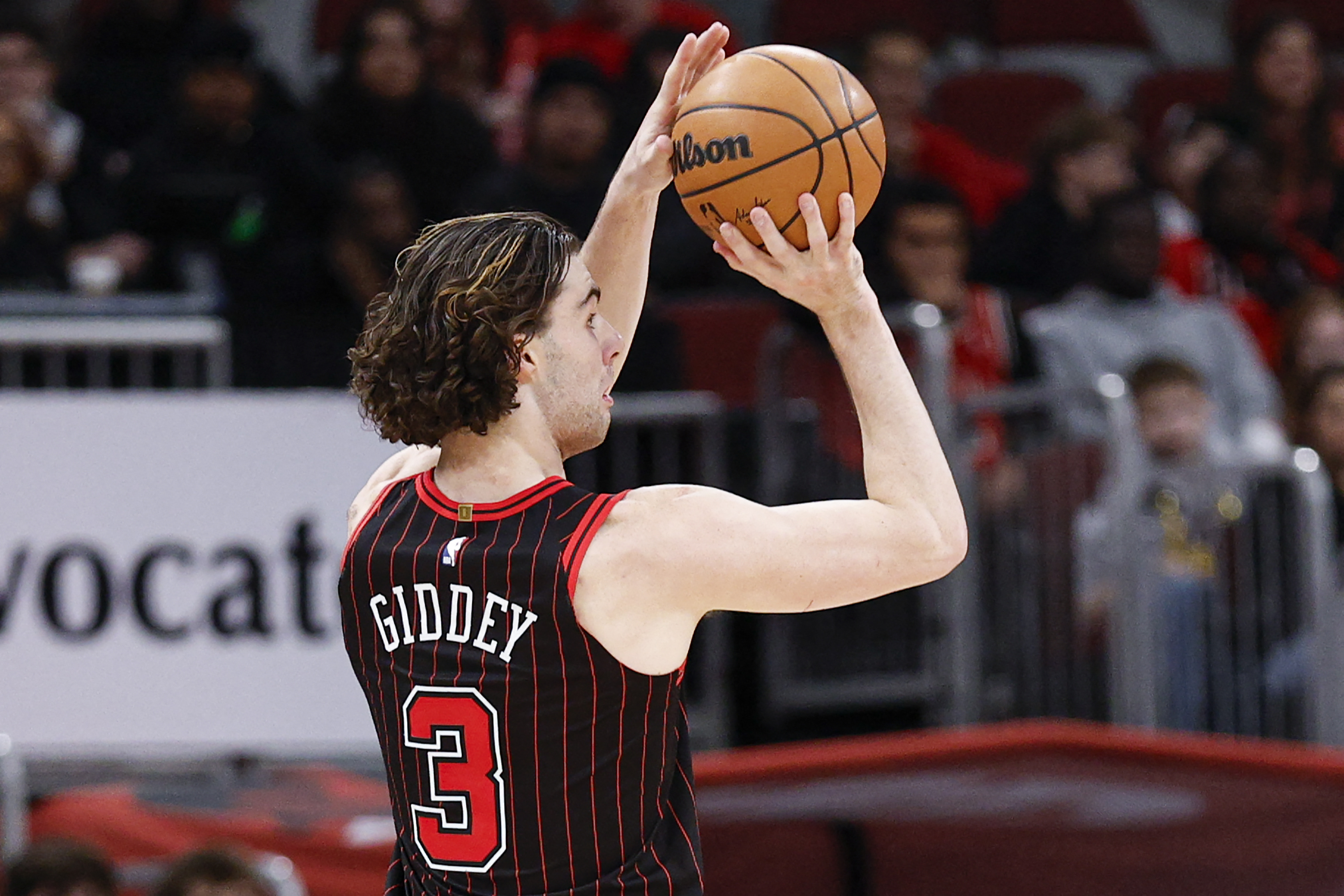2025 12 09t020219z 370134920 mt1usatoday27775116 rtrmadp 3 nba golden state warriors at chicago bulls 20251213082329