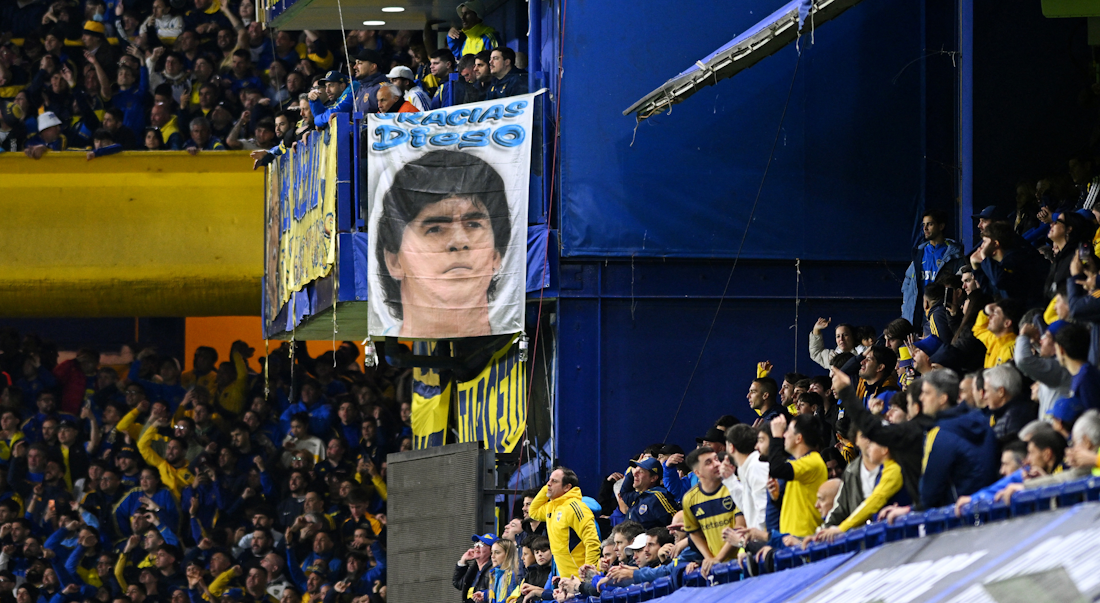 Navijači Boca Juniorsa sa zastavom Diega Maradone na tribinama La Bombonere