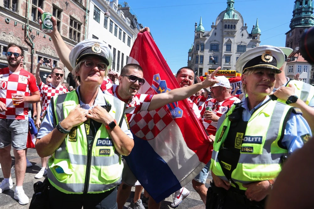 Hrvatski navijači s danskom policijom, Foto: Luka Stanzl/PIXSELL