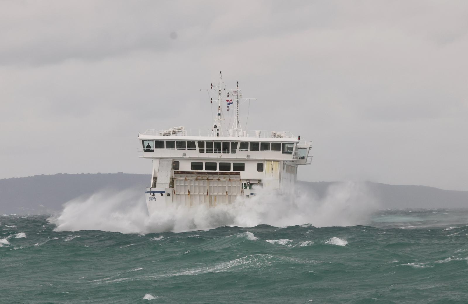 Der Verkehr auf mehreren Strecken in der Adria ist aufgrund starker Südwinden unterbrochen. 1 pxl 280126 145494245 20260128112457