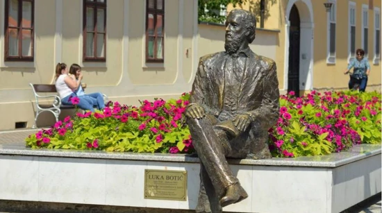 Spomenik književniku Luki Botiću u Đakovu