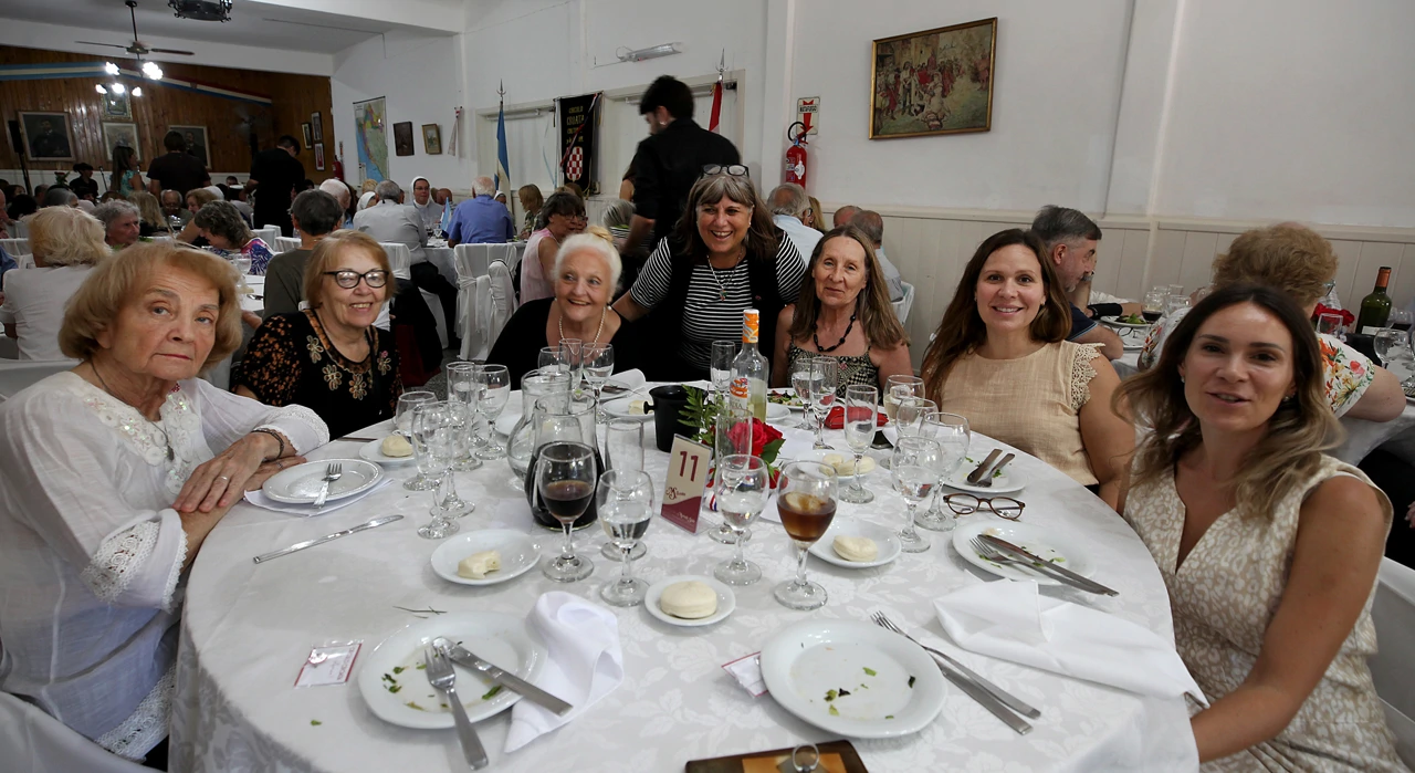 Uzvanici na ovogodišnjoj proslavi u ožujku u Dock Sudu, Argentina