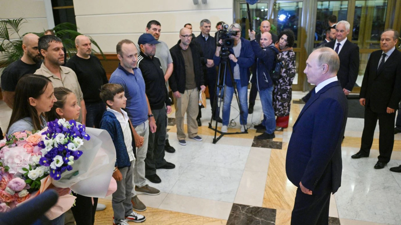 Vladimir Putin pozdravlja Ruse koji su se vratili nakon razmjene