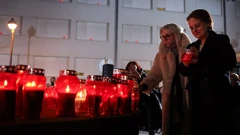 Paljenjem svijeća i molitvom ispred Memorijalne bolnice "Dr. Juraj Njavro" obilježen je Dan sjećanja na žrtvu Vukovara , Foto: Mia Slafhauzer/PIXSELL