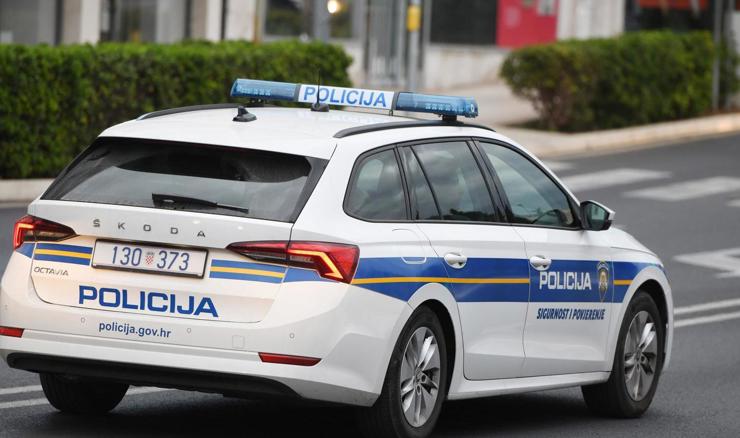 Tri mladića u Dramlju napali konduktera i vozača te kamenjem oštetili autobus