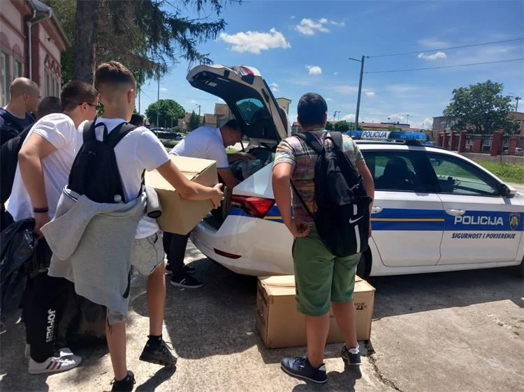 Plastičnim čepovima osječka policija pomaže nabavku skupih lijekova