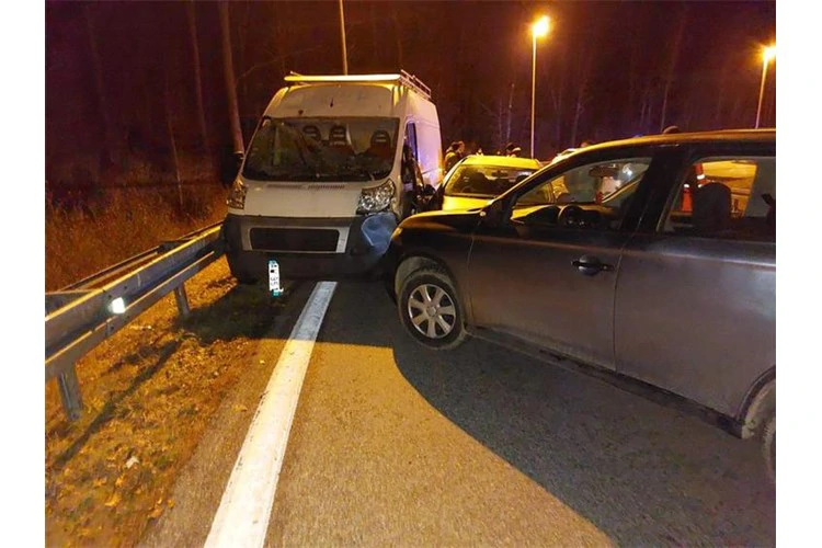 Krijumčar migranata u pokušaju bijega vozilom nasrnuo na policajce, oštetio tri policijska vozila, Foto: PU vukovarsko-srijemska/-