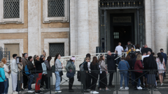 Ljudi čekaju u redu ispred bazilike sv. Marije Velike, Foto: Hannah McKay/REUTERS