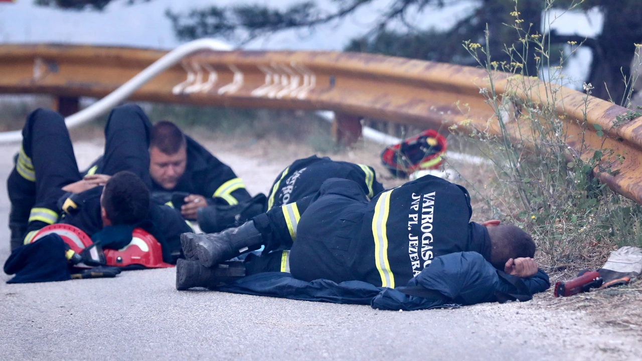  Gornje Sitno: Dolaskom kanadera isrpljenim vatrogascima omogućen kratki odmor 
