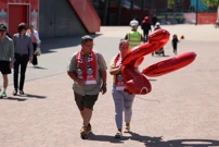 Navijači dolaze prema Anfieldu odati počast Diogu Joti, Foto: Temilade Adelaja/REUTERS