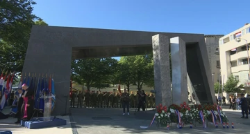 Kod spomenika Oluje 95 položeni vijenci, zapaljene svijeće