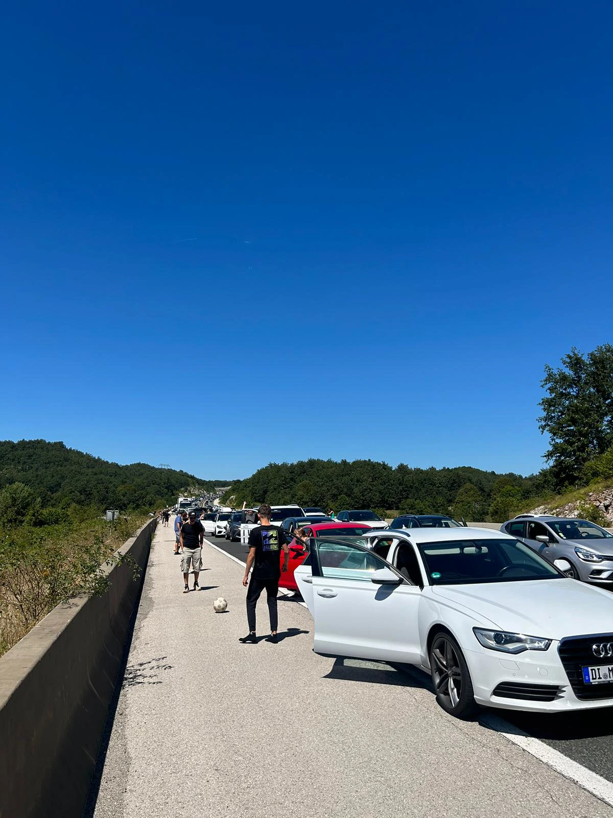 Kod tunela Sveti Rok vozila stoje u koloni - neki su se dosjetili kako skratiti vrijeme, Foto: Dajana Šiljeg/HRT