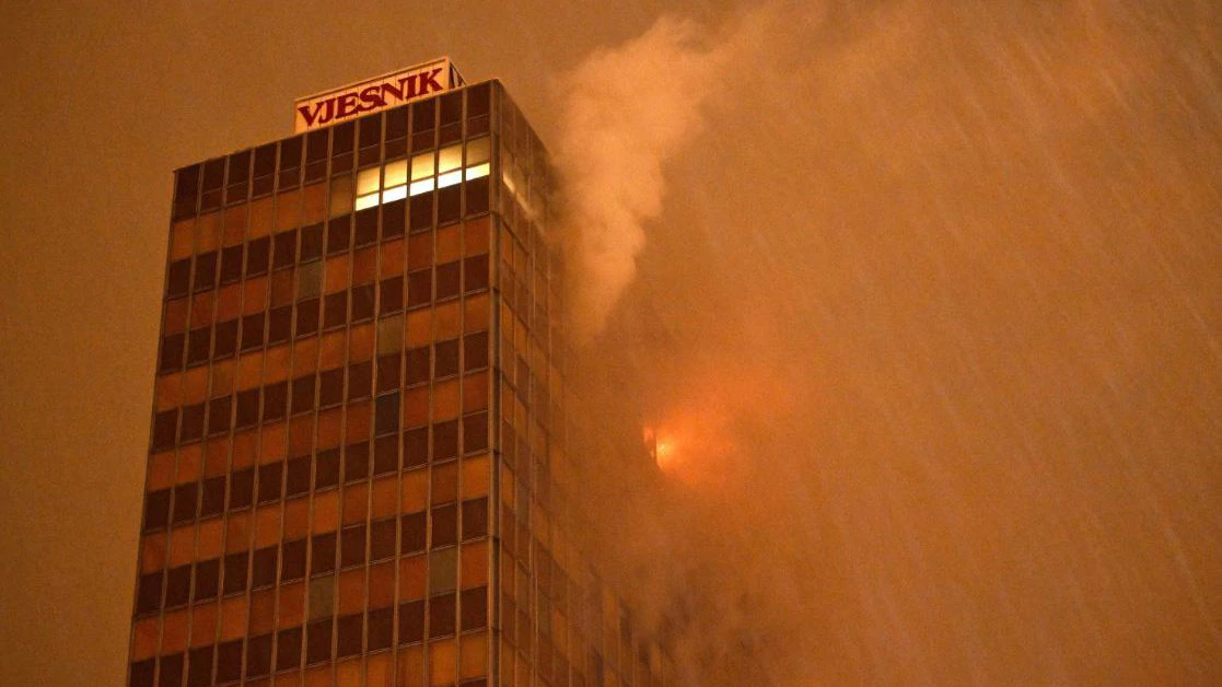 Požar u Vjesnikovu neboderu još nije ugašen, vatrogasci ostaju dežurati -  HRT