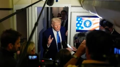 Donald Trump drži konferenciju za novinare u Air Force One-u