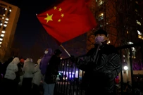 Ljudi ispred Nacionalnog stadiona u Pekingu, Foto: Carlos Garcia Rawlins/REUTERS