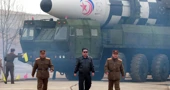 Kim Jong-un nadgleda testiranje balističke rakete 2022.