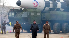 Kim Jong-un nadgleda testiranje balističke rakete 2022.