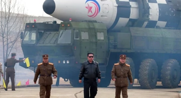 Kim Jong-un nadgleda testiranje balističke rakete 2022.