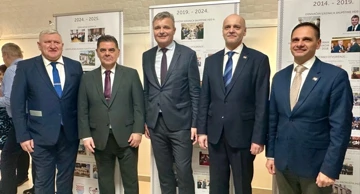 Drago Horvat, generalni konzul RH u Pečuhu, veleposlanik Mladen Andrlić, predsjednik HDS-a Ivan Gugan, Milan Bošnjak Središnji ured, ravnatelj Matice iseljenika Zdeslav Milas