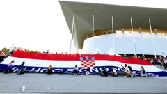 Velika navijačka zastava ispred Opus Arene, Foto: Marin Franov/CROPIX