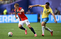 Martin Ødegaard u duelu s Gabrielom Martinellijem, Foto: Dylan Martinez/REUTERS