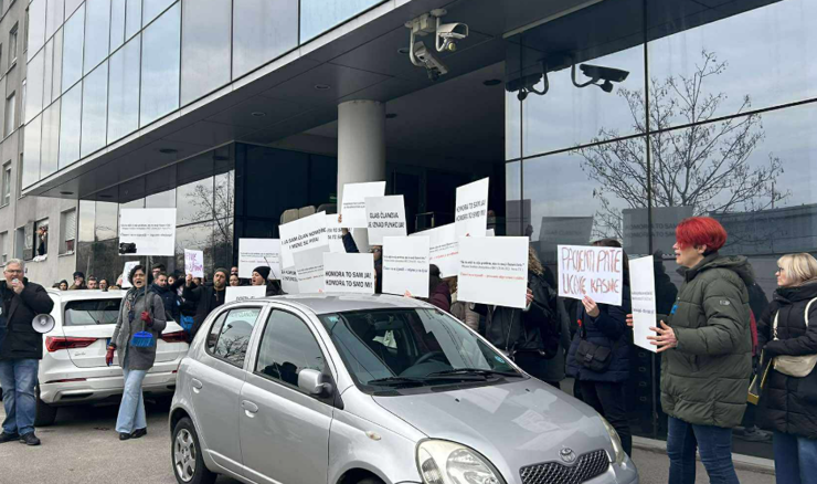 Prosvjed fizioterapeuta ispred Hrvatske komore fizioterapeuta 