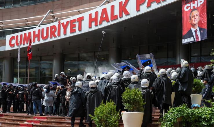 Turski policajci napali sjedište oporbene stranke