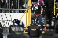 Pripadnici Torcide probili ogradu i uletili na travnjak     -, Foto:  CROPIX/-