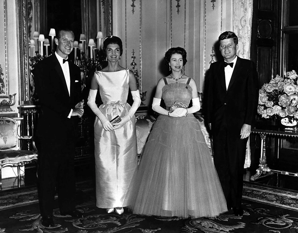 Kraljica Elizabeta i princ Filip poziraju s američkim predsjednikom Johnom F. Kennedyjem i prvom damom Jacqueline Kennedy u Buckinghamskoj palači