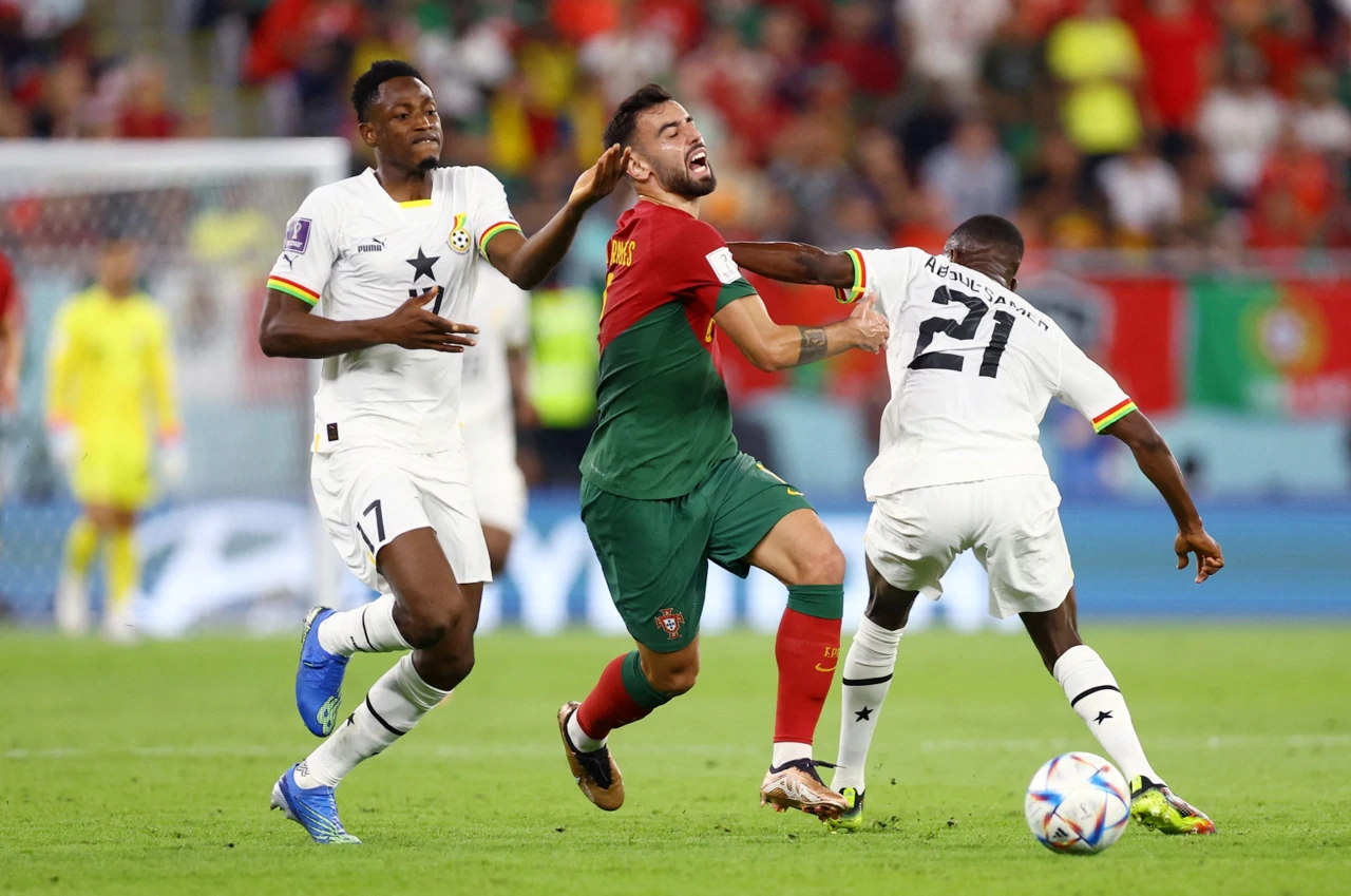Bruno Fernandes u duelu s Abdul Samedom i Rahmanom Babom 