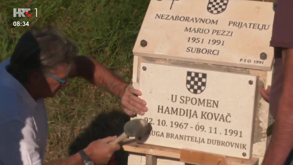 Postavljanje ploče Hamdiji Kovaču