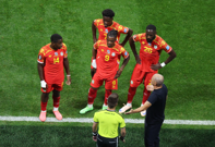 Sudac Felix Zwayer poništava gol Mbukua nakon VAR analize , Foto: Siphiwe Sibeko/REUTERS
