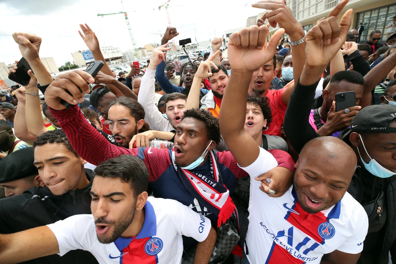 Navijači PSG-a čekaju Messijev dolazak u Pariz, Foto: Yves Herman/REUTERS