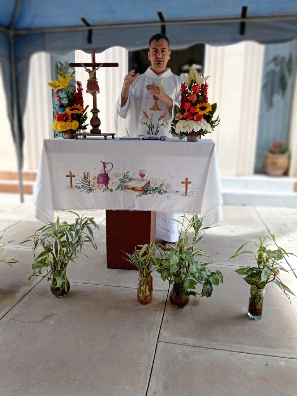 Fray Ivica Vrbić celebra misa en el Cementerio Croata, Foto: Sociedad Croata de Cochabamba/-