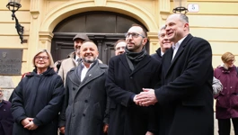 Tomašević i Hajdaš Dončić rukuju se pred Gradskom skupštinom