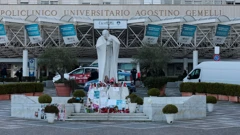 Poruke Papi ispred bolnice