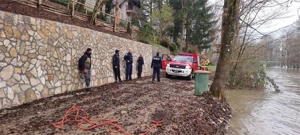 Karlovačka policija i vatrogasci spasili dvoje migranata iz Kupe, Foto: PU karlovačka/HRT