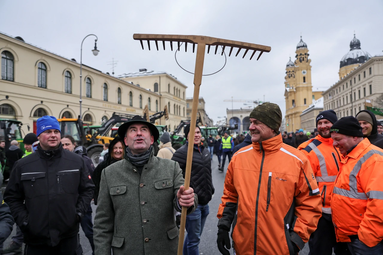 Poljoprivrednici s traktorima prosvjeduju kod Brandenburških vrata, Foto: Leo Simon/REUTERS