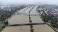 Visok vodostaj rijeke Save u Zagrebu i još uvijek raste 