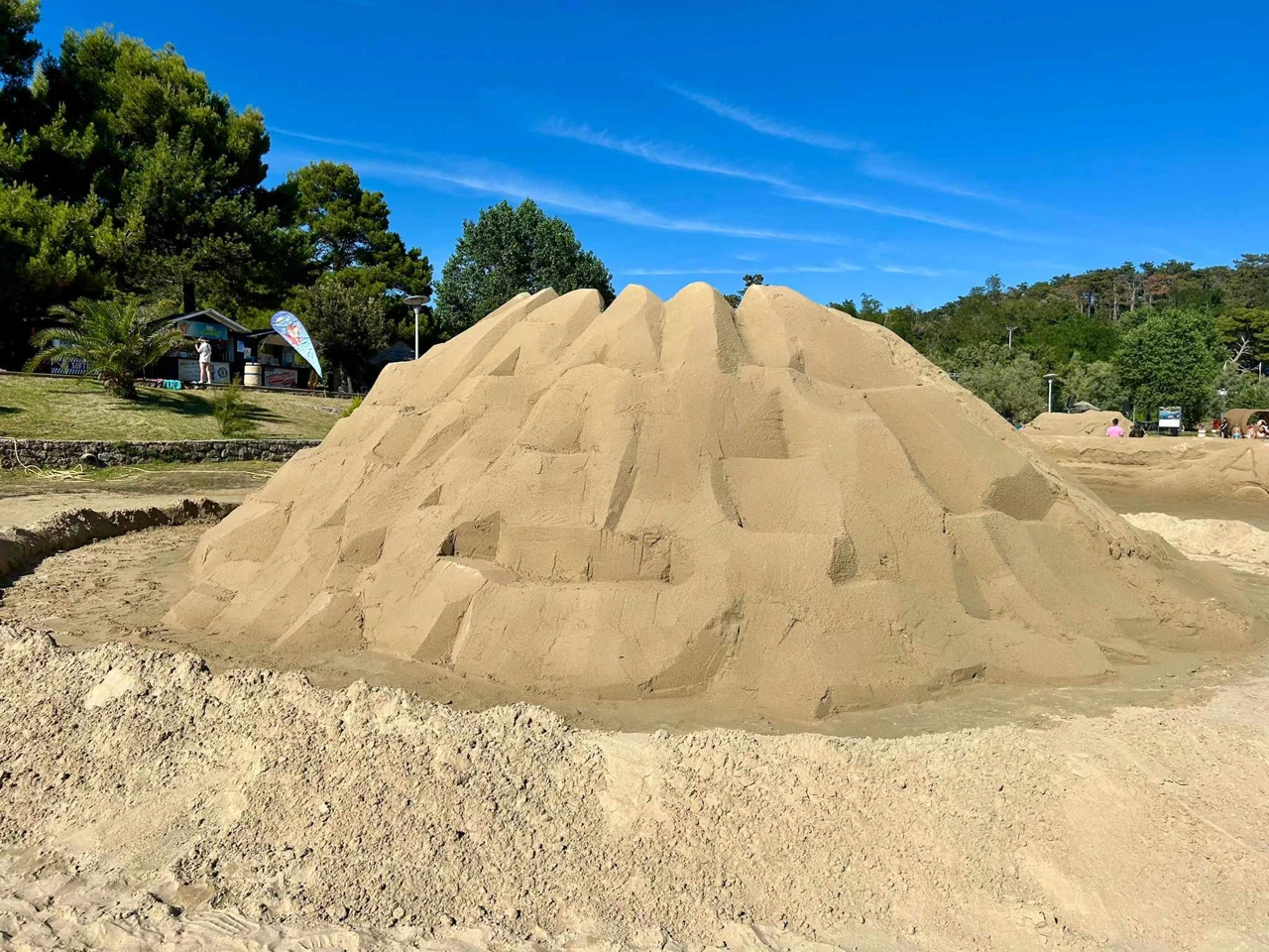 Skulptura od pijeska na Rajskoj plaži u Loparu , Foto: Ivana Perić/HRT