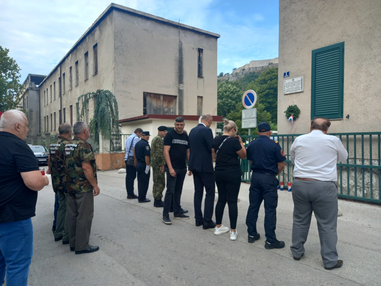 Polaganje vijenca na Staroj bolnici, najvećem srpskom logoru u Kninu, Foto: NH/HRt