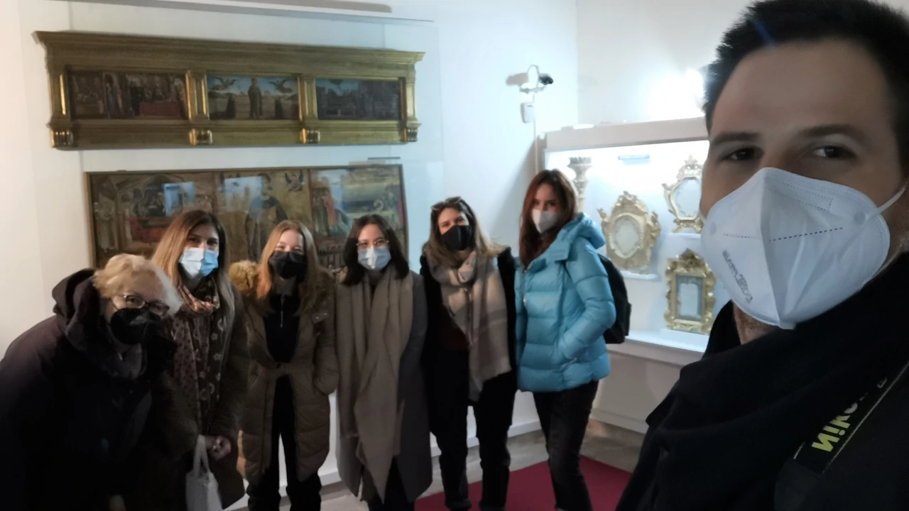 Istraživački tim ispred Panela blaženog Leona Bemba, Zbirka sakralne umjetnosti, Vodnjan